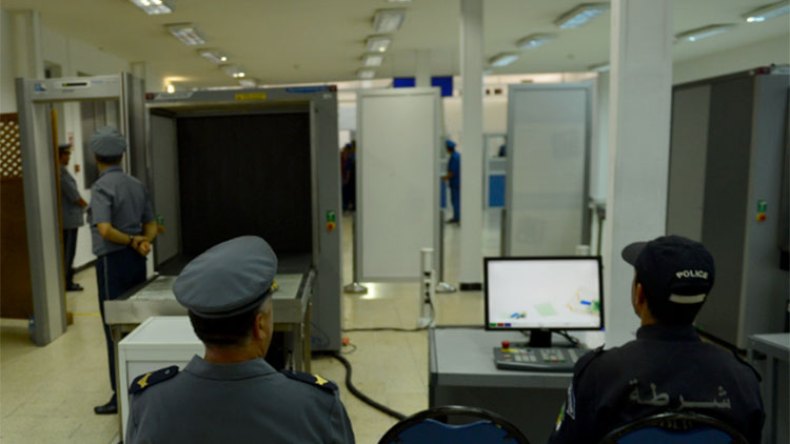 مغترب يحاول تمرير مسدس وذخيرة من فرنسا عبر المطار