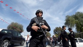 رجل أمن تونسي يصيب شرطيا جزائريا وطفلة بالرصاص