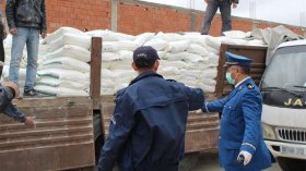 توزيع السميد مباشرة على محلات التجزئة بمرافقة أمنية