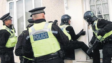 Londres : La police britannique effectue des descentes dans les locaux occupés par les harraga Algériens