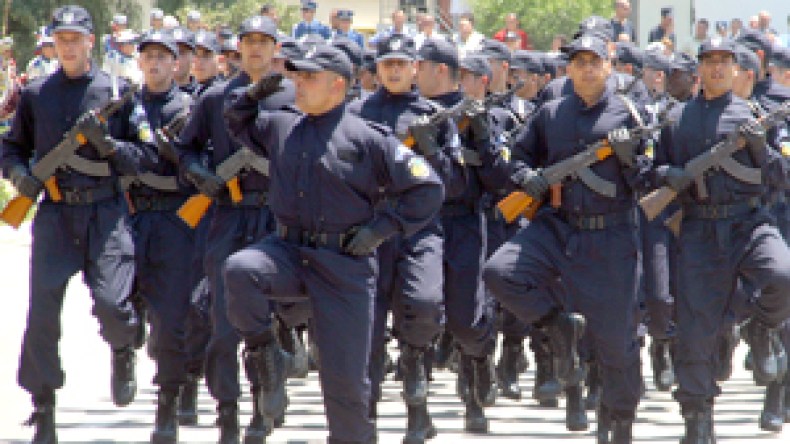 أفراد أمن ينتحلون صفة مهربين وارهابيين للإطاحة بالأمراء والبارونات