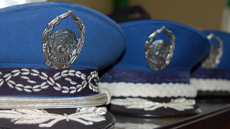 ضابط يعتدي على مفتش شرطة بقضيب حديدي