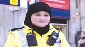 شرطية من أصل جزائري تعاقب في فرنسا لأنها رفضت نزع الخمار