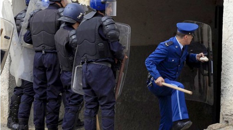 اعتداء جماعي على رجال الشرطة لمنع توقيف تاجر مخدرات!