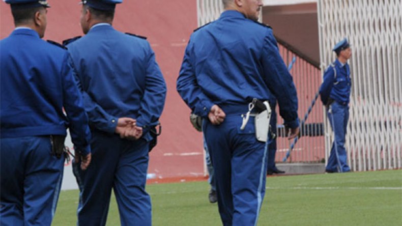 لا لسحب الشرطة من الملاعب