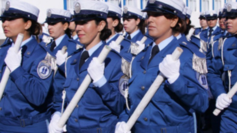 ارتداء الشرطيات للخمار خرق للقوانين