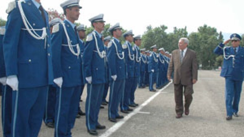 ترك رسالة فوق مكتبه وأجرى اتصالا قبل انتحاره