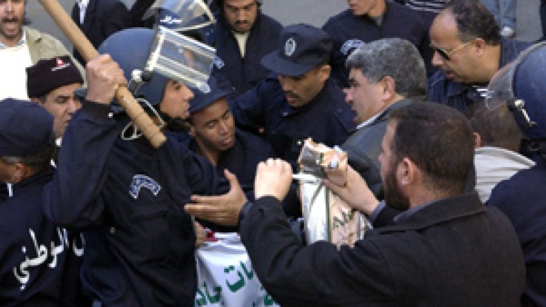 تشميع مقرات النقابات “المتمرّدة” وأوامر بمنع نشاطها داخل المدارس