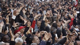 عناصر الشرطة التونسية  يتظاهرون أمام مقر رئيس الوزراء