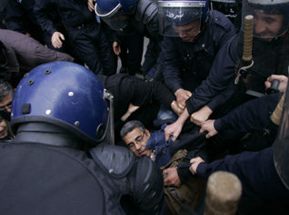 Marche à Alger : Des centaines de manifestants traqués par la police…le député Besbas se trouve dans  un état grave