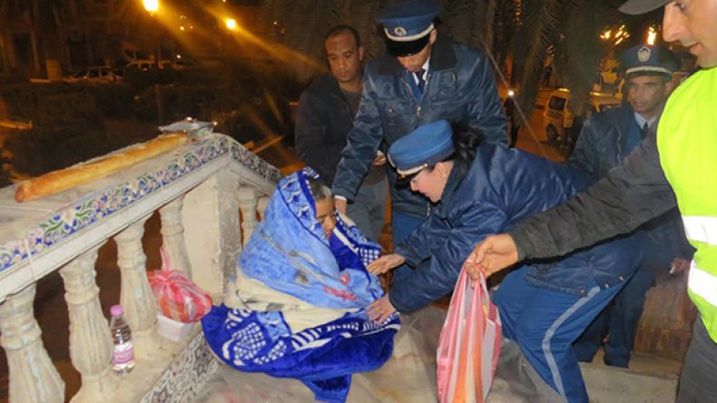 “الشروق” ترافق الشرطة وتوزع وجبات ساخنة وأغطية على المتشردين