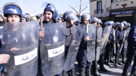الشرطة‭ ‬تطوق‭ ‬الساحات‭ ‬العمومية‭ ‬بحواجز‭ ‬معدنية‭ ‬لمنع‭ ‬التجمهر‭ ‬