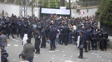 Sit-in des étudiants devant la présidence