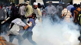 الشرطة تطلق الغاز المسيل للدموع لتفريق متظاهرين موالين لمرسي في القاهرة