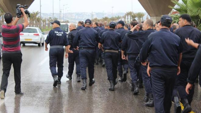 “الشرطة” في مسيرة اجتجاجية بالعاصمة
