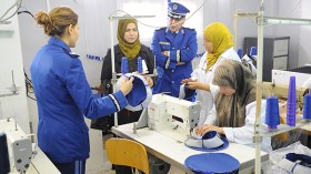 هنا يفصل لباس الشرطة بأنامل المعاقين