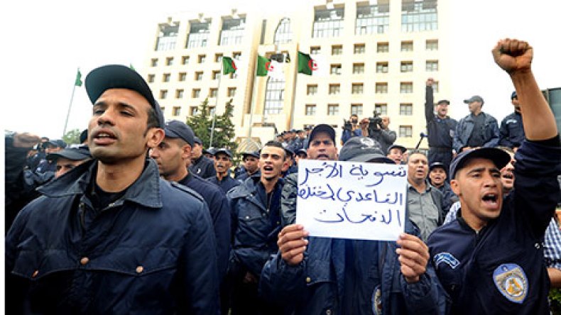 اجتماع وزاري‮ ‬الأحد المقبل للنظر في‮ ‬مطالب محتجّي‮ ‬الشرطة