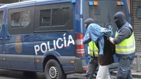 الشرطة الإسبانية تسحل مسافرين جزائريين وتطردهم خارج ميناء أليكانت