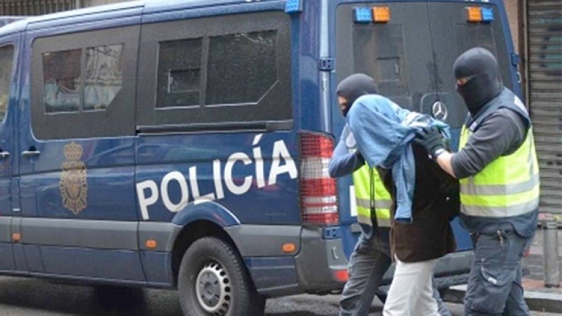 الشرطة الإسبانية تسحل مسافرين جزائريين وتطردهم خارج ميناء أليكانت