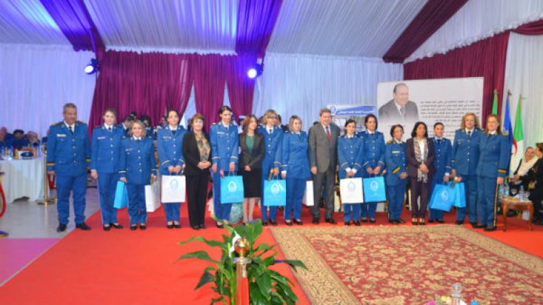 اللواء هامل يشيد بكفاءة المرأة الشرطية ويكرمها في عيدها