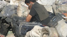 طوابير أمام الجزارين وأطفال ينقبون عن مائدة الإفطار في المزابل