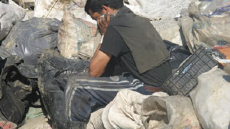 طوابير أمام الجزارين وأطفال ينقبون عن مائدة الإفطار في المزابل