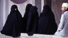 لماذا نساء الجزائر ترفضن أربع نساء لرجل واحد