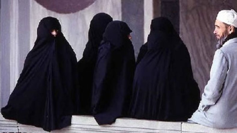 لماذا نساء الجزائر ترفضن أربع نساء لرجل واحد