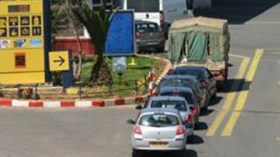 طوابير بمحطات نفطال والمواطن في رحلة البحث عن البنزين