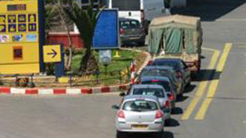 طوابير بمحطات نفطال والمواطن في رحلة البحث عن البنزين