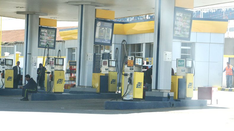 رجال أعمال يضغطون لتجميد دعم الوقود والماء والخبز!