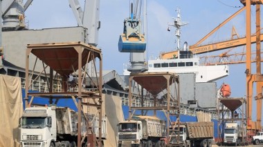 Une série d’explosions dans un port émirati, au moins sept pétroliers en feu