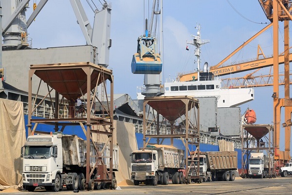 Une série d’explosions dans un port émirati, au moins sept pétroliers en feu