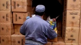 عطور فاخرة ورشاوي لضباط جمارك وشرطة لتهريب الخردة