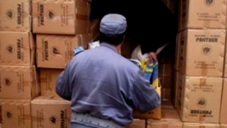 عطور فاخرة ورشاوي لضباط جمارك وشرطة لتهريب الخردة