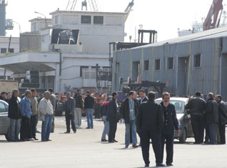Algeria : dockworkers' strike brings Algiers port to a total standstill