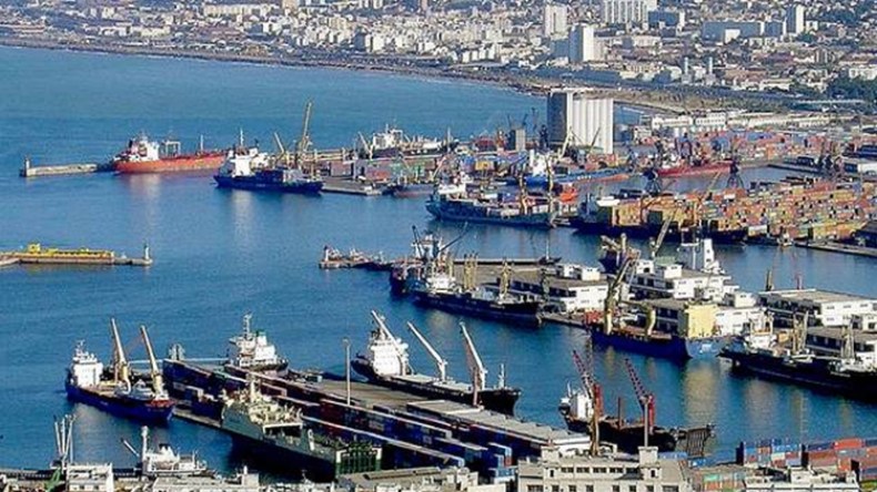 نقيب مزيف بالجمارك‮ ‬يبيع سلعا وهمية محجوزة بالميناء