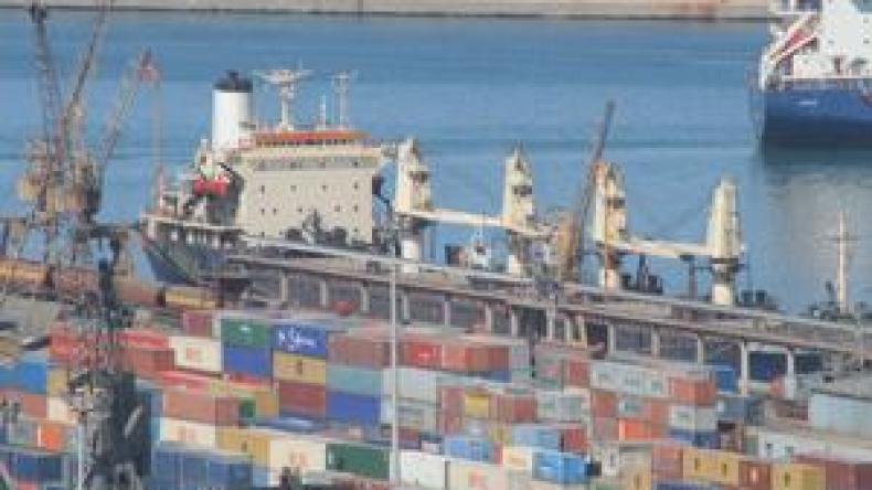 إضراب عمال الميناء  فوق مكتب وزير  النقل