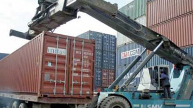 فرار مفتش رئيسي للجمارك تورط رفقة وكيل عبور في سرقة حاوية أثاث