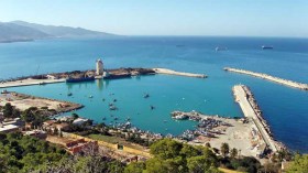 يذبح زوجته ويلقيها في البحر طمعا في أموالها بالشلف