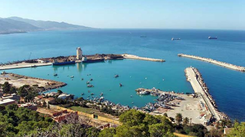 يذبح زوجته ويلقيها في البحر طمعا في أموالها بالشلف