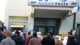زبائن البريد يحتجون على نقص السيولة