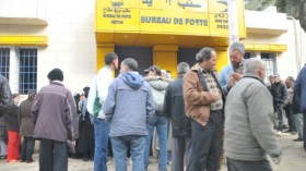 انتظار يوم كامل لسحب الأموال من البريد