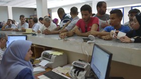 تدافع ومشادة بين العمال والمتقاعدين في مراكز البريد