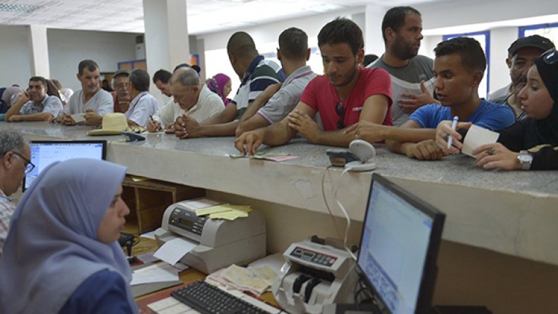 تدافع ومشادة بين العمال والمتقاعدين في مراكز البريد