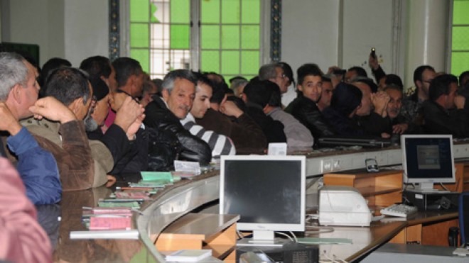طوابير طويلة ومواطنون يعذبون بالانتظار ثلاث ساعات أمام مراكز البريد