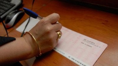 Volés lors des dernières émeutes dans les bureaux de poste, 240 carnets de chèques ont été récupérés et 500 plaintes enregistrées