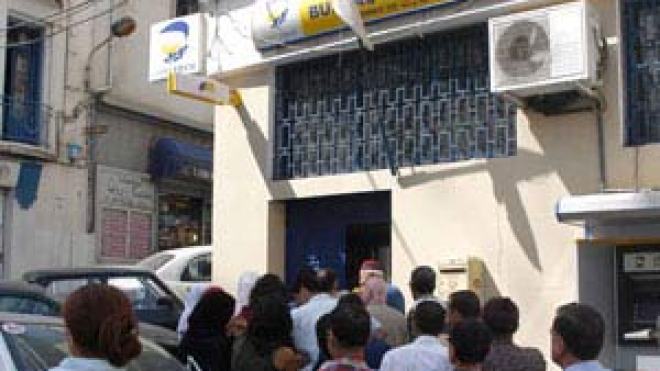المتقاعدون يشكون نقص السيولة المالية