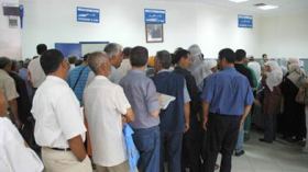 أزمة سيولة مالية تحرم آلاف الموظفين من سحب رواتبهم