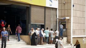 فوضى.. ملاسنات واشتباكات لسحب الأجـور قبيل العيد
